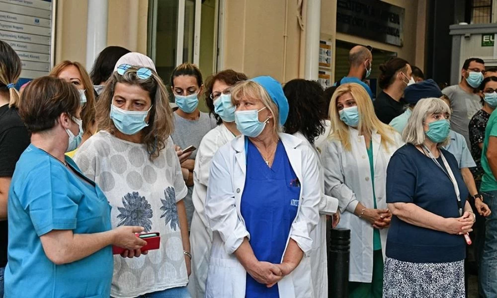 Μπαράζ αναστολών: "Σε κώμα" η υγεία από τις "άρρωστες" κυβερνητικές αποφάσεις